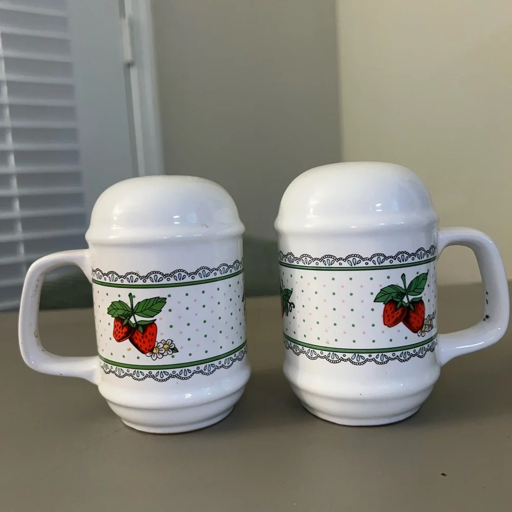 Vintage Strawberry Ceramic Salt & Pepper Shaker Set (Mug Style with Lids)